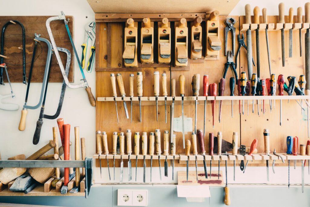 Een wand met heel veel gereedschap als introductie naar de tools die je kunt gebruiken voor je zoekwoordenonderzoek