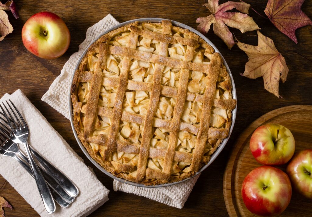 appeltaart vanaf boven gefotografeerd. Slagroom op appeltaart is net zo noodzakelijk als een tekststructuur